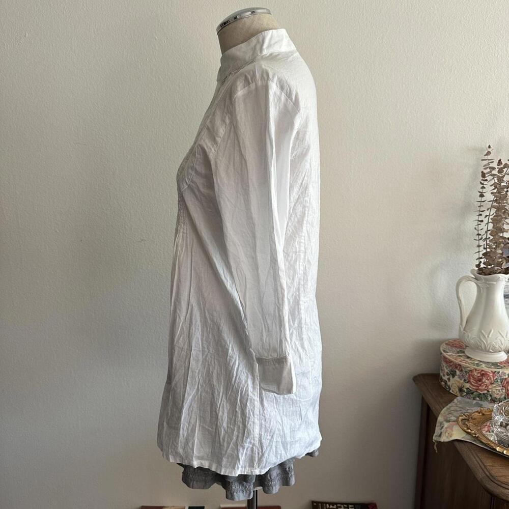 White cotton pleated blouse with shell buttons - Picture 4 of 5